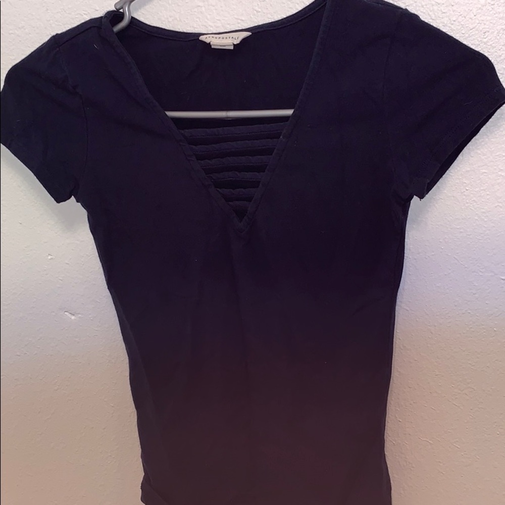 Navy blue horizontal cut along chest